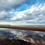 Montys Maison - Part Of The The Bay Filey Village With Pool, Gym And Direct Access, Pub, Restaurant, Tennis And Meadows Walks * Reighton