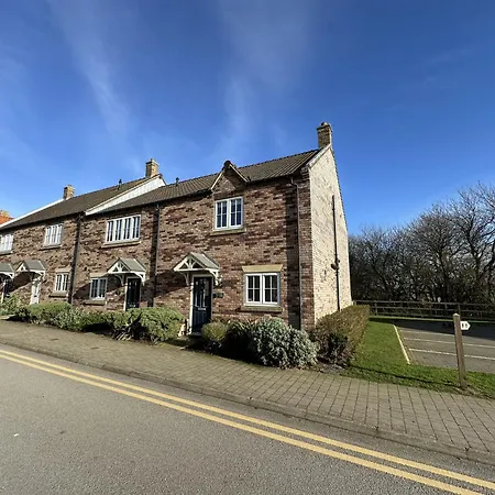Montys Maison - Part Of The The Bay Filey Village With Pool, Gym And Direct Access, Pub, Restaurant, Tennis And Meadows Walks * Reighton