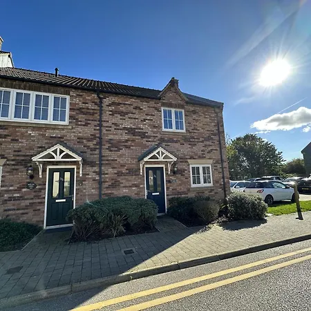 Semesterbostad Montys Maison - Part Of The The Bay Filey Village With Pool, Gym And Direct Access, Pub, Restaurant, Tennis And Meadows Walks *