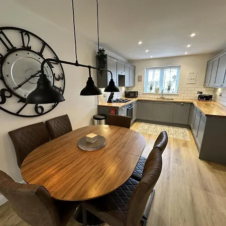 Dom wakacyjny Montys Maison - Part Of The The Bay Filey Holiday Village With Pool, Gym And Direct Beach Access, Pub, Restaurant, Tennis And Meadows Walks