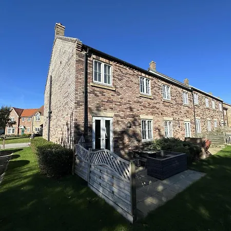 Montys Maison - Part Of The The Bay Filey Village With Pool, Gym And Direct Access, Pub, Restaurant, Tennis And Meadows Walks Feriehus